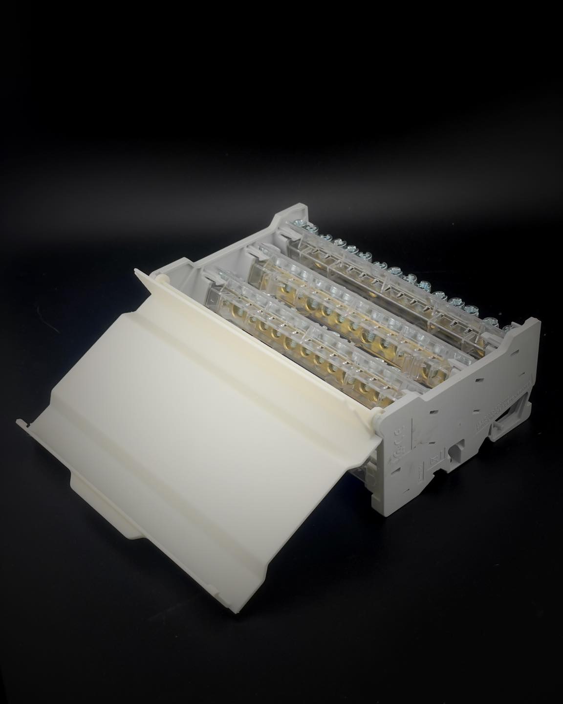 Capot pour boîtiers de distribution électriques